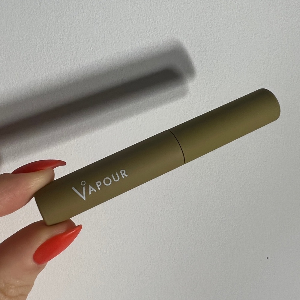 Vapour mesmerize mini mascara in Jet black